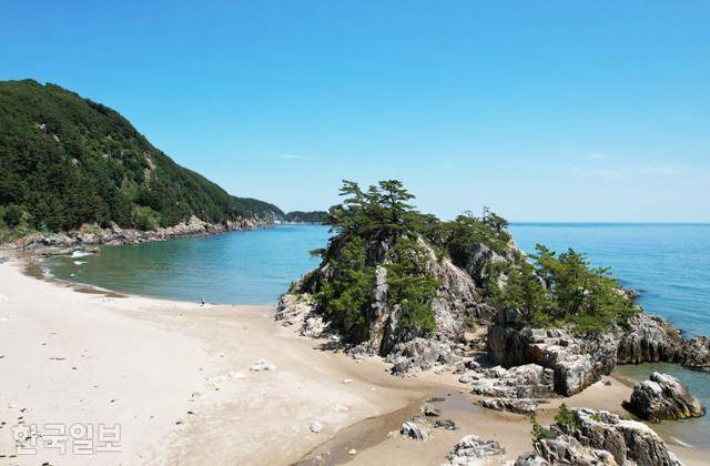 부남해변이 아름다운 건 갯바위의 역할이 크다. 단조로운 해변에 여러 이야기를 심어 놓은 듯하다.