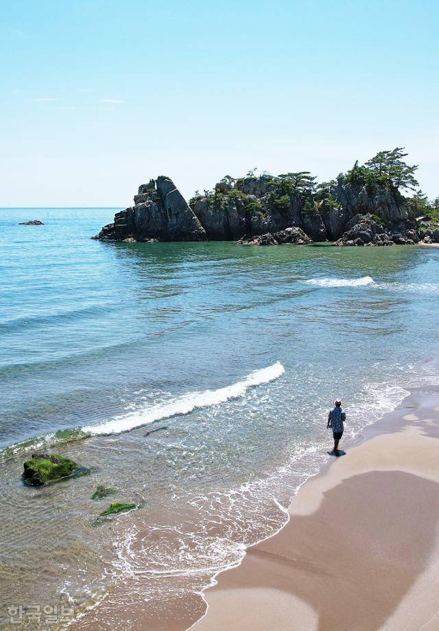 부남해변으로 밀려온 물살은 금세 모래 속으로 사라진다. 그 고운 모래 속으로 발등까지 폭폭 빠진다.