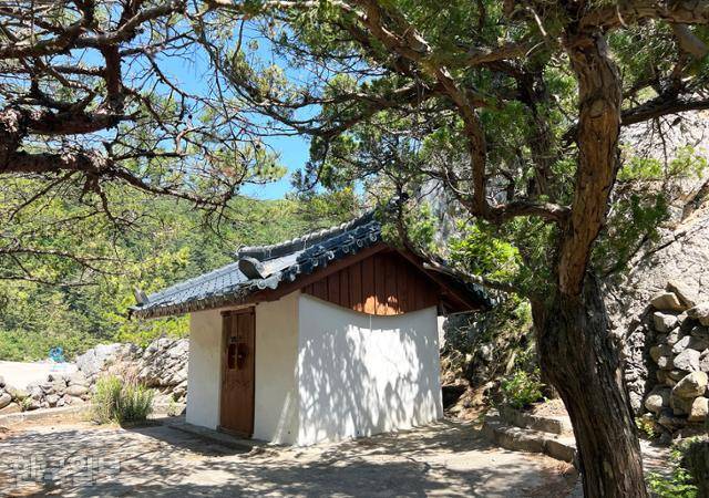 부남해변 갯바위 사이에 당집이 둥지를 틀고 있다. 설명이 없어 언제 누가 지었는지 알 수 없다.