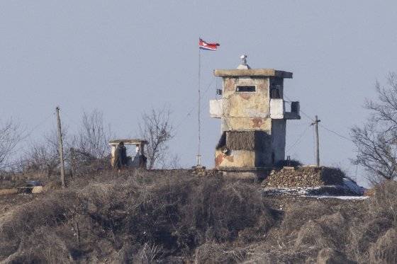 지난 1월 15일 경기도 파주시 임진강변에서 바라본 북측 초소. 연합뉴스