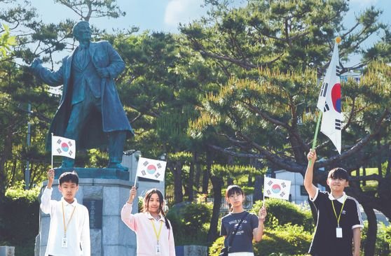 서울 용산구 효창동 효창공원에 있는 이봉창 의사 동상 앞에서 태극기를 휘날리며 포즈를 취한 소중 학생기자단. 왼쪽부터 박서후·이윤슬·조현하·홍원교 학생기자.