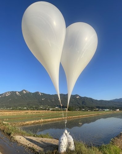 29일 오전 경남 거창에서 발견된 대남 전단 살포용 풍선. 연합뉴스