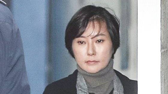 최서원(개명 전 최순실)씨 조카 장시호씨. 사진은 2017년 12월 6일 국정농단 재판 관련 1심에서 2년6월의 실형을 선고받은 후 서울중앙지법에서 호송차에 오르는 모습. 중앙포토