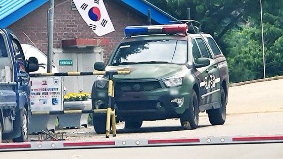 27일 훈련병 사망사건이 발생한 강원도 인제군의 12사단 위병소에 군사경찰 차량이 출입하고 있다. 연합뉴스