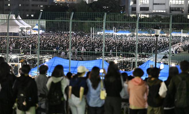 Students and K-pop fans flock to the concert venue to watch NewJeans perform at Chosun University in Gwangju, May 27. (Newsis)