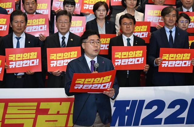 박찬대 더불어민주당 원내대표가 28일 서울 여의도 국회 본관 로텐더홀에서 야 6당 소속 의원 및 당선인들과 함께 ‘채상병 특검법’ 부결을 규탄하는 구호를 외치고 있다. 윤웅 기자