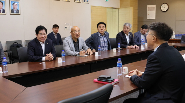 공영민 고흥군수가 지난 27일 주몽골 대한민국 대사관을 방문해 최진원 대사와 환담을 가졌다. 고흥군 제공