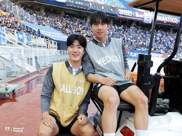 ‘바이에른 뮌헨 월드스쿼드 2024’에 동시 선발된 수원 삼성 U-18 팀의 김민우(오른쪽)와 모경빈. 수원 삼성 제공