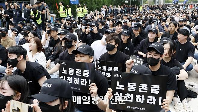 삼성전자 노동조합 조합원들이 24일 오후 서울 강남구 삼성전자 사옥 앞에서 노동조합과의 교섭을 촉구하며 문화 행사를 열고 있다. [김호영 기자]