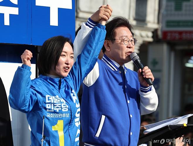 (울산=뉴스1) 구윤성 기자 = 이재명 더불어민주당 대표 겸 상임선대위원장이 4일 오후 울산 남구 중앙로 일대에서 전은수(울산 남구갑) 후보 지원유세를 하고 있다. 2024.4.4/뉴스1  Copyright (C) 뉴스1. All rights reserved. 무단 전재 및 재배포,  AI학습 이용 금지. /사진=(울산=뉴스1) 구윤성 기자
