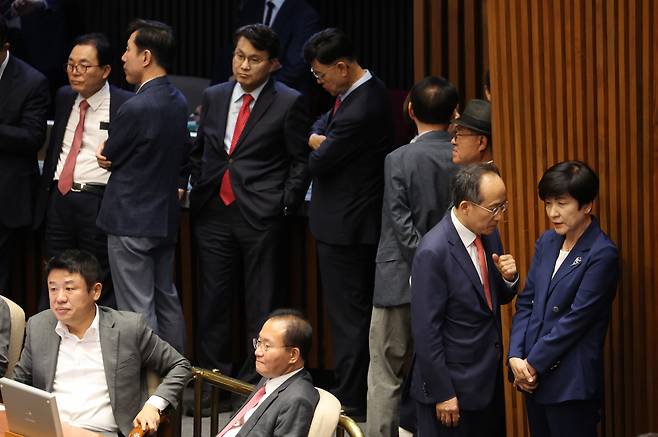 (사진 오른편) 추경호 국민의힘 원내대표가 28일 오후 국회에서 열린 본회의에서 재의결 안건으로 상정된 '해병대 채상병 사망사건 수사외압 의혹 특별검사법' 투표를 위해 줄을 서 있는 김영주 의원과 대화하고 있다. (사진 왼편) 특검법 찬성 입장을 밝힌 유의동 국민의힘 의원 옆에는 윤재옥 전 원내대표가 앉아 있다. [연합]