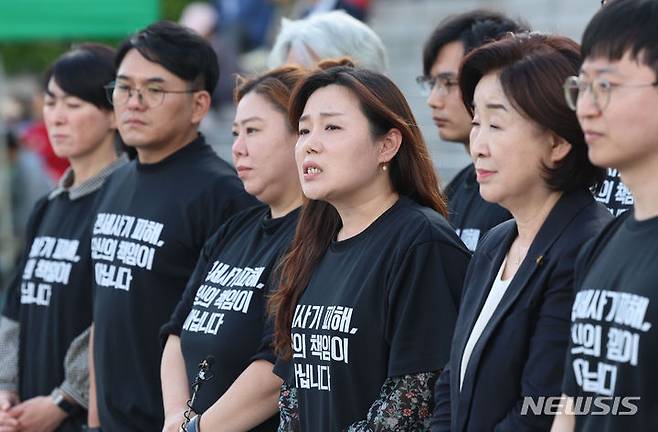 [서울=뉴시스] 권창회 기자 = 안상미 전세사기 피해 대책위원장이 28일 오후 서울 여의도 국회 앞에서 전세사기특별법 가결 기자회견을 열고 발언하고 있다. 2024.05.28. kch0523@newsis.com