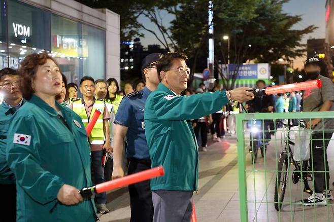 [수원=뉴시스] 민·관 합동순찰. (사진=수원시의회 제공) 2024.05.29. photo@newsis.com *재판매 및 DB 금지