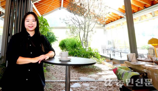 충북 괴산에 있는 농업회사법인 ‘뭐하농’의 이지현 대표가 카페이자 농촌문화공간 ‘뭐하농 하우스’ 내부를 소개하고 있다. 이 대표는 이곳에서 제철 농산물로 만든 건강 먹거리를 제공하고 재즈 공연 같은 문화행사도 연다. 괴산=김병진 기자