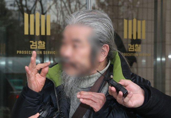 야간외출 제한 명령을 어기고 집을 나섰다 적발돼 전자장치 부착 등에 관한 법률 위반 혐의로 불구속 기소된 아동 성범죄자 조두순. 연합뉴스