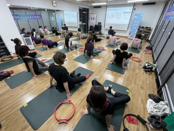 서울 중랑구 구민들이 ‘건강동아리 역량 강화 교육’을 받고 있다. 중랑구 제공