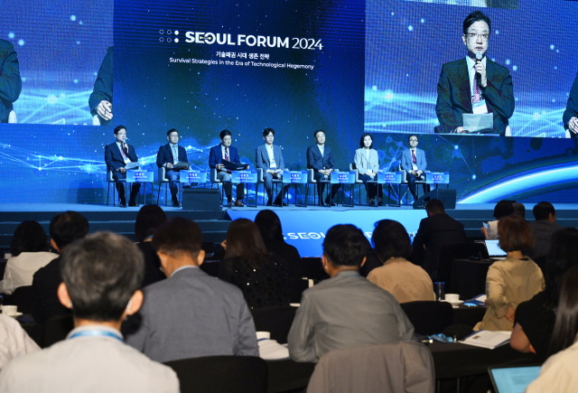 29일 서울 중구 신라호텔에서 ‘글로벌 기술패권 경쟁과 한국의 대응전략’을 주제로 열린 ‘서울포럼 2024’ 세션 1 행사에서 참석자들이 토론을 하고 있다. 이성엽(왼쪽부터) 고려대 기술경영전문대학원 교수, 이정동 서울대 공학전문대학원 교수, 장웅성 산업통상자원부 R&D 전략단장, 서용석 KAIST 문술미래전략대학원 교수, 김상목 SKT AI엔터프라이즈 사업담당 부사장, 윤경아 KT AI랩 소장, 김신철 홍콩과학기술대 R&D센터 최고경영자. 오승현 기자