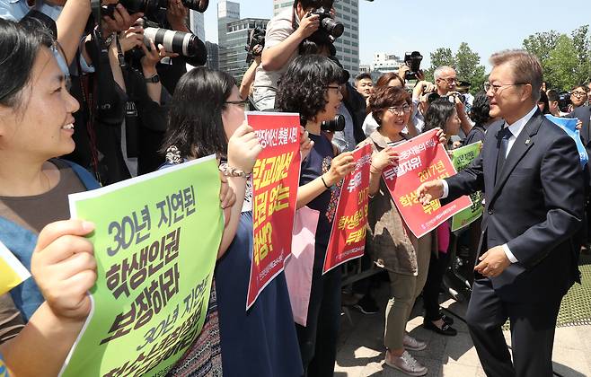 2017년 6월10일 문재인 당시 대통령은 ‘인권친화적 학교+너머운동본부’가 학생인권법 제정을 촉구하는 피케팅 현장을 방문했다.ⓒ연합뉴스