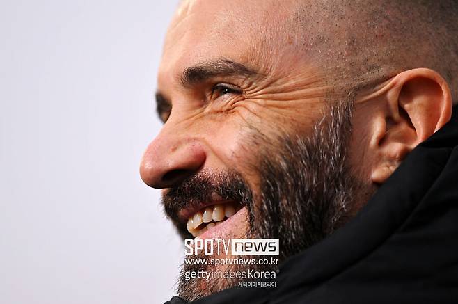 ▲ 이적시장 소식에 정통한 이탈리아의 파브리지오 로마노 기자는 29일(한국시간) “엔조 마레스카 감독은 첼시의 지휘봉을 잡기 직전이다. 마레스카 감독의 이적료는 최대 1,000만 파운드(약 175억 원) 정도이며, 계약 기간은 2029년까지다. 여기에 더해 1년 연장할 수 있는 옵션이 있다”라고 전했다. 이어서 로마노 기자는 이적이 확정됐을 때 사용하는 시그니처 문구인 ‘HERE WE GO'를 함께 올렸다.