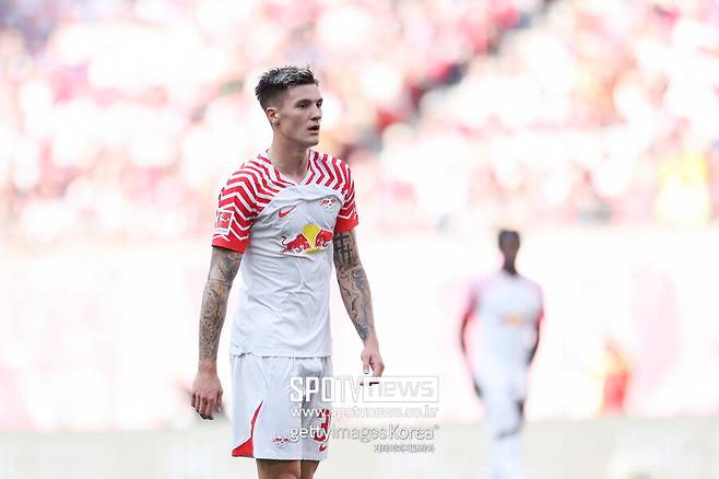 ▲ 현재 독일 라이프치히에서 활약 중인 최전방 공격수 세슈코는 올해 고작 20세로 무한한 가능성을 가진 선수로 평가받는다. 195cm의 신체 조건을 갖췄으며 양발을 잘 사용한다는 장점이 있다. 여기에 더해 큰 키에 비해 속도가 빨라 일각에서는 그를 ‘제2의 엘링 홀란드’로 부르기도 한다.&nbsp;