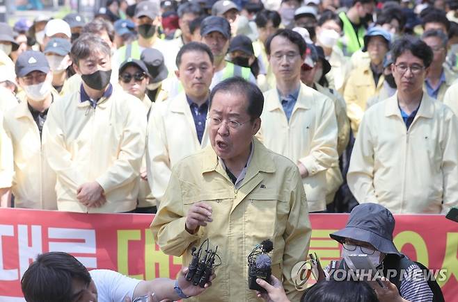 대구퀴어문화축제 행정대집행 현장서 발언하는 홍준표 (대구=연합뉴스) 윤관식 기자 = 홍준표 대구시장이 17일 오전 대구 중구 대중교통전용지구에서 열린 대구퀴어문화축제 행정대집행 현장에서 발언하고 있다. 2023.6.17 psik@yna.co.kr