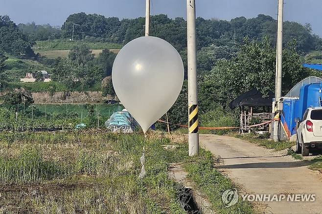 파주에서 발견된 대남전단 풍선 (파주=연합뉴스) 29일 경기도 파주시에서 발견된 북한의 대남전단 풍선의 모습. 2024.5.29 [독자 제공. 재판매 및 DB 금지] nsh@yna.co.kr