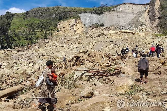 파푸아뉴기니 산사태 (마이프 뮬리타카 AFP=연합뉴스) 28일 남태평양 섬나라 파푸아뉴기니 마이프 뮬리타카 지역 얌발리 마을 산사태 현장. 2024.05.29 photo@yna.co.kr