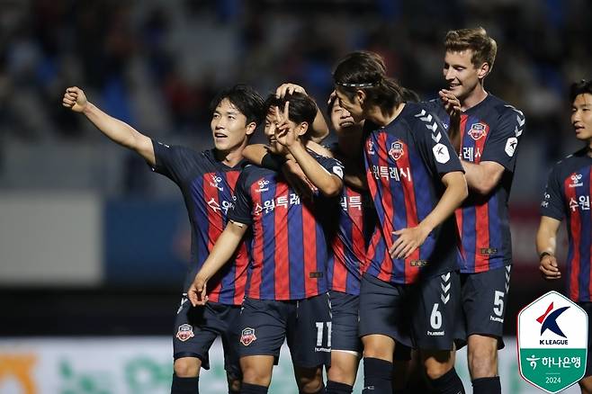 이승우의 골에 기뻐하는 수원FC 선수들 [한국프로축구연맹 제공. 재판매 및 DB 금지]