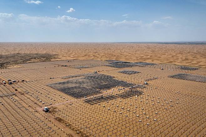 중국 닝샤 지역에 위치한 신에너지 기지에서 태양광 패널이 건설되고 있다. (사진=AFP)