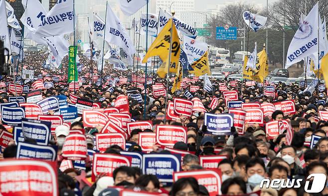 지난 3월 3일 서울 영등포구 여의대로에서 열린 '의대정원 증원 및 필수의료 패키지 저지를 위한 전국 의사 총궐기 대회'에서 참석자들이 구호를 외치고 있다.  2024.3.3/뉴스1 ⓒ News1 유승관 기자