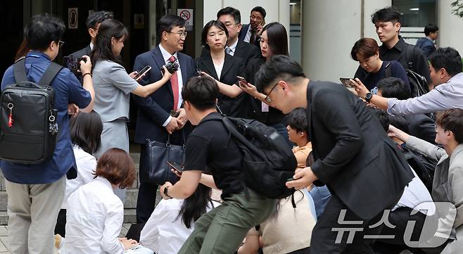 노소영 아트센터 나비 관장의 법률 대리인 김기정 변호사가 30일 오후 서울 서초구 고등법원 앞에서 최태원 SK그룹 회장과 노 관장의 이혼소송 관련 2심 선고 공판을 마친 뒤 입장을 밝히고 있다.. 2024.5.30/뉴스1 ⓒ News1 이동해 기자