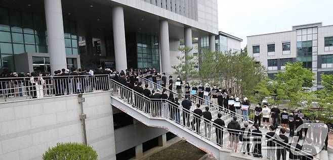 충남대학교 의과대학 교수, 학생, 충남대병원 전공의들이 30일 충남대학교 대학본부 앞에서 의대증원 반대 시위를 하고 있다. 2024.5.30/뉴스1 ⓒ News1 김기태 기자