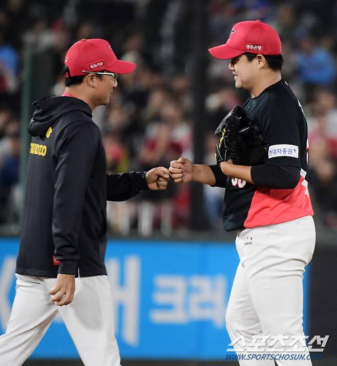 21일 부산 사직구장에서 열린 KIA와 롯데의 경기. 7회말 2사 2루 장현식이 교체되고 있다. 부산=정재근 기자 cjg@sportschosun.com/2024.5.21/