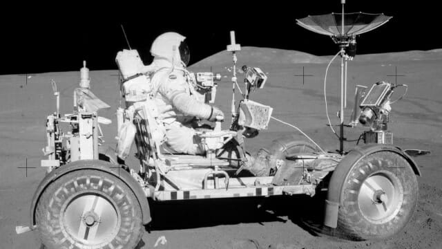 자료 : 1971년 아폴로 15호 임무에서 우주비행사들이 타고 다녔던 월면차의 모습 (출처: NASA)