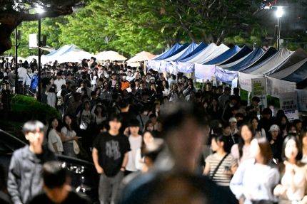 지난 27일 오후 광주 동구 조선대학교 대운동장 앞이 대동제 그라시아 개막식 축하공연 이후 한꺼번에 빠져나오는 인파로 혼잡하다.ⓒ뉴시스