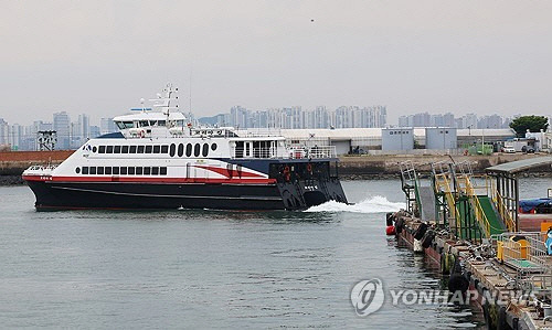 북한의 위성항법장치(GPS) 전파 교란으로 인천 해상을 오가는 여객선과 어선의 내비게이션이 한때 오작동을 반복하는 등 불편을 겪은 가운데 30일 오후 인천 중구 인천항연안여객터미널에서 연평도행 여객선이 출항하고 있다. [인천=연합뉴스]