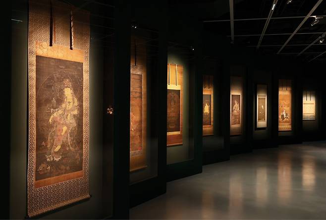 전시 전경. 유리와 작품의 간격을 15cm로 특별히 제작해 가까이에서 작품들을 감상할 수 있도록 배려했다.