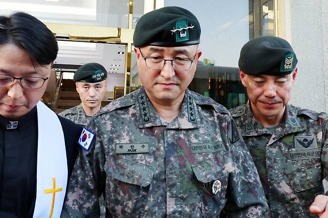 28일 박안수 육군참모총장이 전남 나주의 한 장례식장에 마련된 ‘군기훈련 중 사망 훈련병’의 빈소를 조문한 뒤 이동하고 있다. 연합뉴스