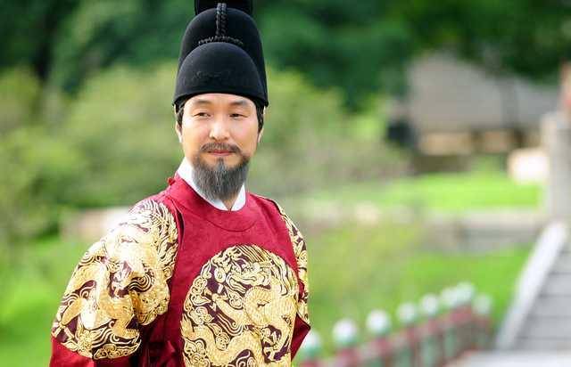 한글 창제 과정을 그린 텔레비전 드라마 '뿌리깊은 나무' 속 세종 역의 한석규. 이 드라마 속 세종은 민중의 언어 "지랄"을 입에 달고 살았다.
