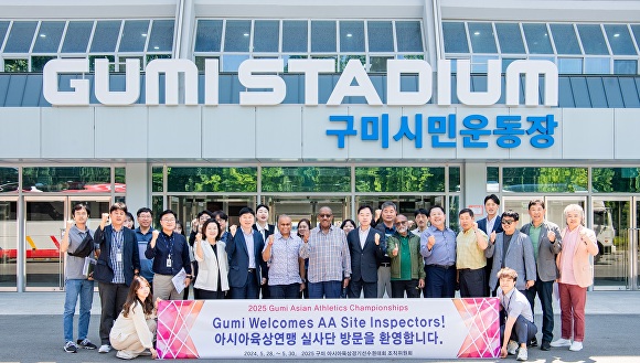 구미시가 아시아육상연맹(AA) 현지실사단과 함께 대회 준비 상황을 점검하며 포즈를 취하고 있다. [사진=구미시청]