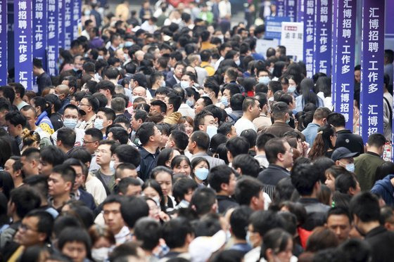 중국 서부 대도시 충칭에서 열린 잡페어에 몰린 인파. AFP=연합뉴스