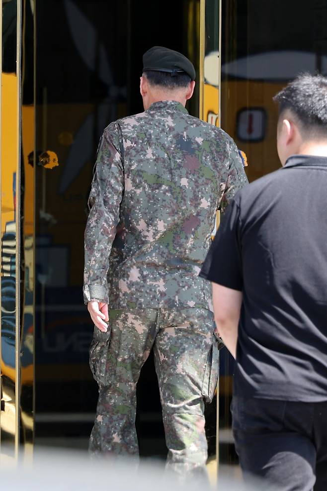 군기훈련(얼차려)을 받다가 쓰러져 숨진 육군 훈련병의 빈소가 차려진 전남 나주시 한 장례식장에 29일 장례절차를 지원 중인 군 간부가 들어서고 있다. 사진=연합뉴스