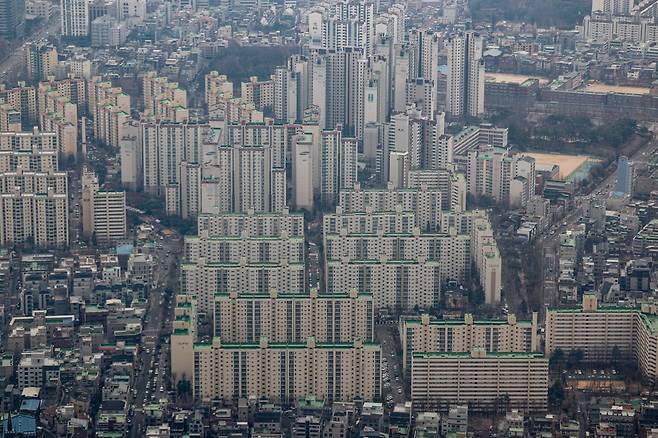 서울 송파구 롯데월드타워에서 바라본 시내 아파트의 모습. 사진=연합뉴스