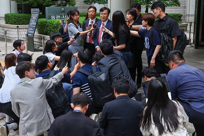 노소영 측 변호사의 입에 쏠린 관심 노소영 아트센터 나비 관장의 법률대리인인 김기정 변호사가 30일 서울 서초구 서울고등법원에서 열린 최태원 SK그룹 회장과 노 관장의 이혼소송 2심 선고 공판을 마친 뒤 취재진 질문에 답하고 있다. 연합뉴스