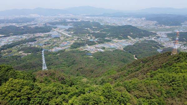 보국사 갈림길을 지나면 채약산 산행에서 최고 전망대가 나온다. 금호강과 경부고속도로가 지나가며 멀리 영천시내 뒤로는 초례봉 환성산 팔공산 화산이 펼쳐진다. 전망대 아래에 수십 가닥의 고압선이 지나가는 철탑이 아쉬움을 자아낸다. (드론 촬영)