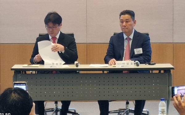 LS에코에너지 이상호 대표이사(오른쪽)와 한승진 경영지원본부장이 30일 열린 기자간담회에서 기자들의 질의에 답하고 있다. 정옥재 기자