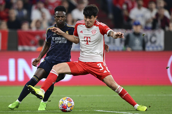 Bayern Munich defender Kim Min-jae, right, challenges for the ball with Real Madrid winger Vinicius Junior during the first leg of the 2023-24 Champions League semifinals against Real Madrid at Allianz Arena in Munich, Germany on April 30. [AP/YONHAP]