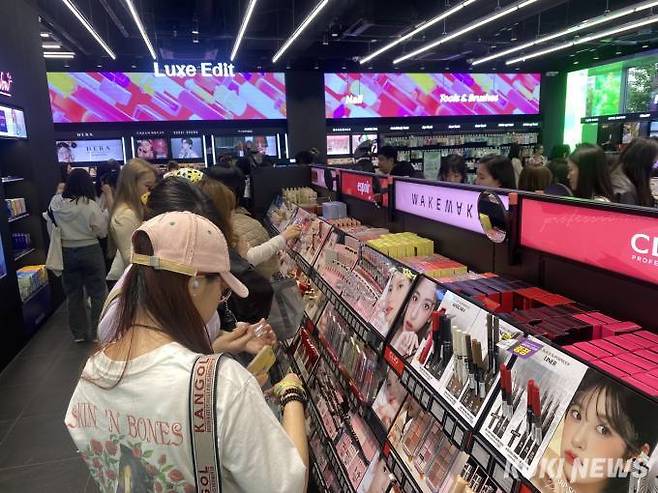 지난달 26일 오픈한 올리브영 홍대타운점에 방문한 고객들. 사진=심하연 기자