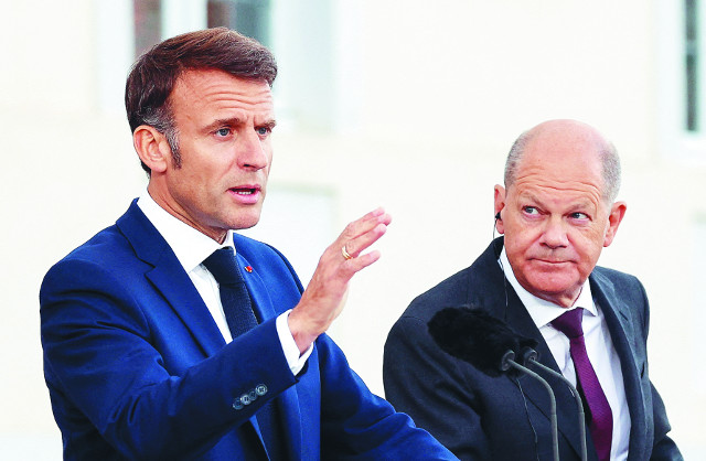 에마뉘엘 마크롱(왼쪽) 프랑스 대통령과 올라프 숄츠 독일 총리가 28일(현지시간) 베를린 근교 영빈관에서 정상회담을 마친 뒤 공동 기자회견을 하고 있다. 로이터연합뉴스