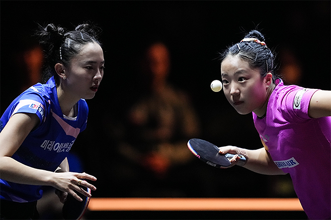전지희-신유빈(오른쪽) 2023 ITTF 월드투어 파이널 여자복식 준준결승 플레이 모습. 사진=Xinhua=연합뉴스 제공